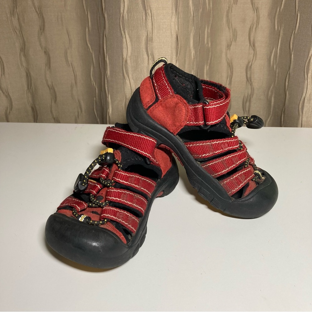 Keen Newport H2 Boy's Girl’s 9 Red Black Closed Toe Toggle Laced Hook Loop